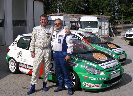 Sylvest (tv) stiller op i Peter Olsens 2008-bil ved Padborg Super Prix i weekenden.